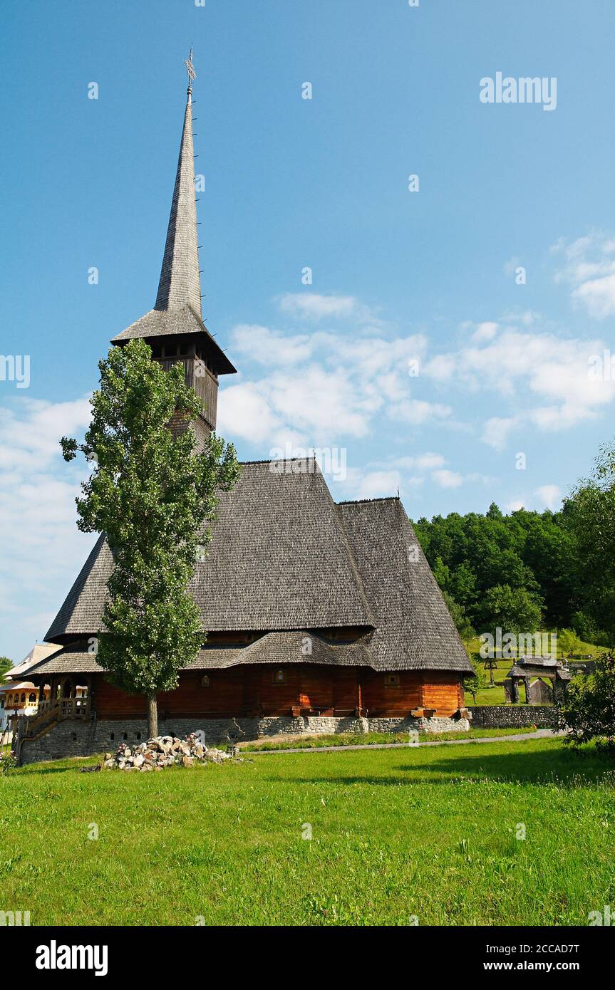 Rumanía, Maramures, Carpates, monasterio de madera de Barsana. Patrimonio mundial de la UNESCO Foto de stock