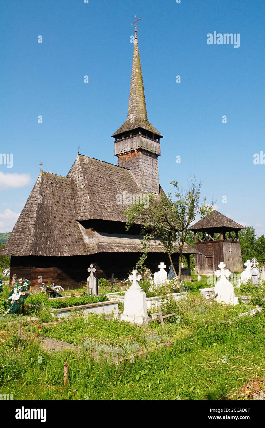 Rumania, Maramures, Carpates, iglesia de madera de DIN Leud Deal. Patrimonio mundial de la UNESCO. Foto de stock