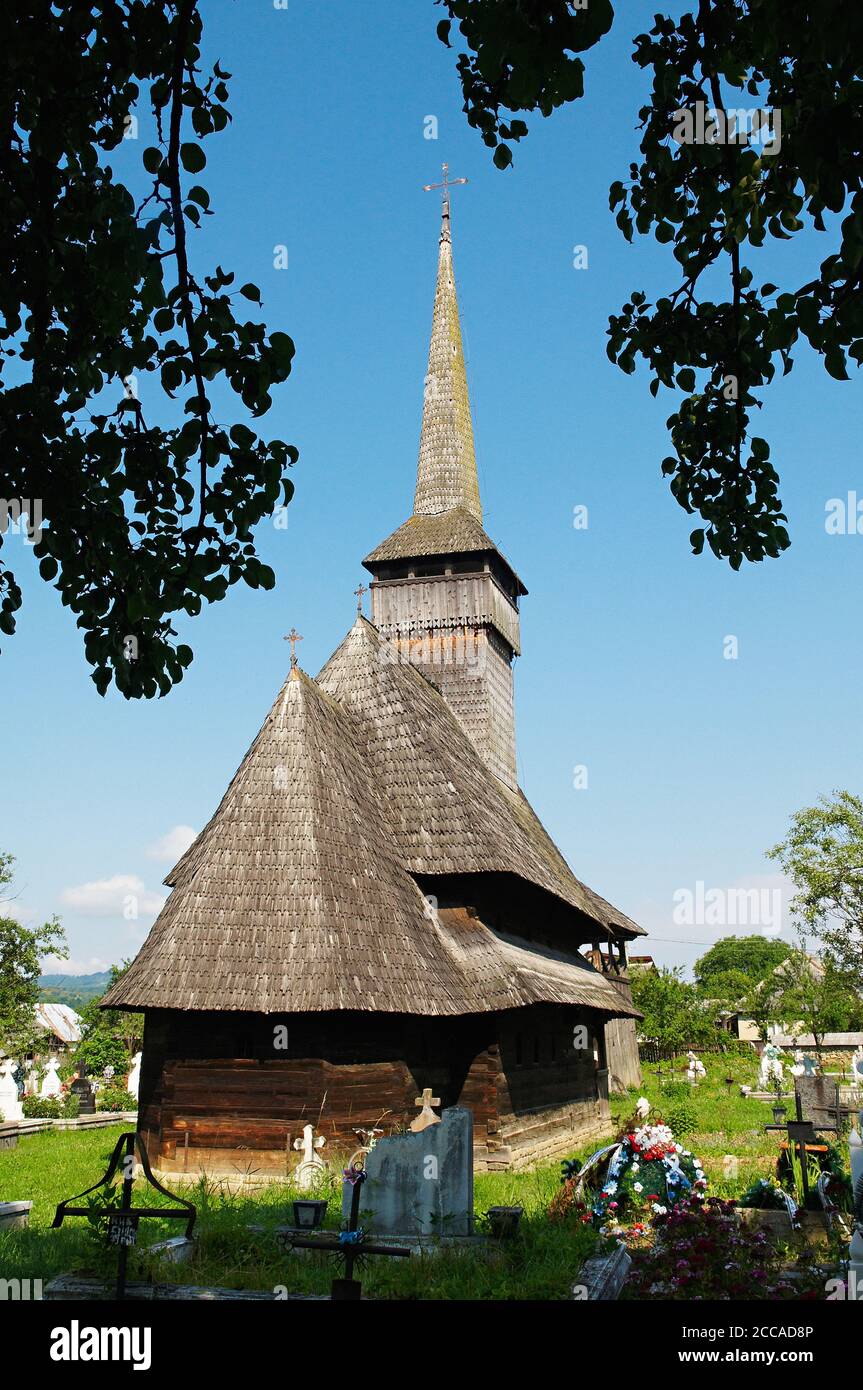 Rumania, Maramures, Carpates, iglesia de madera de DIN Leud Deal. Patrimonio mundial de la UNESCO. Foto de stock