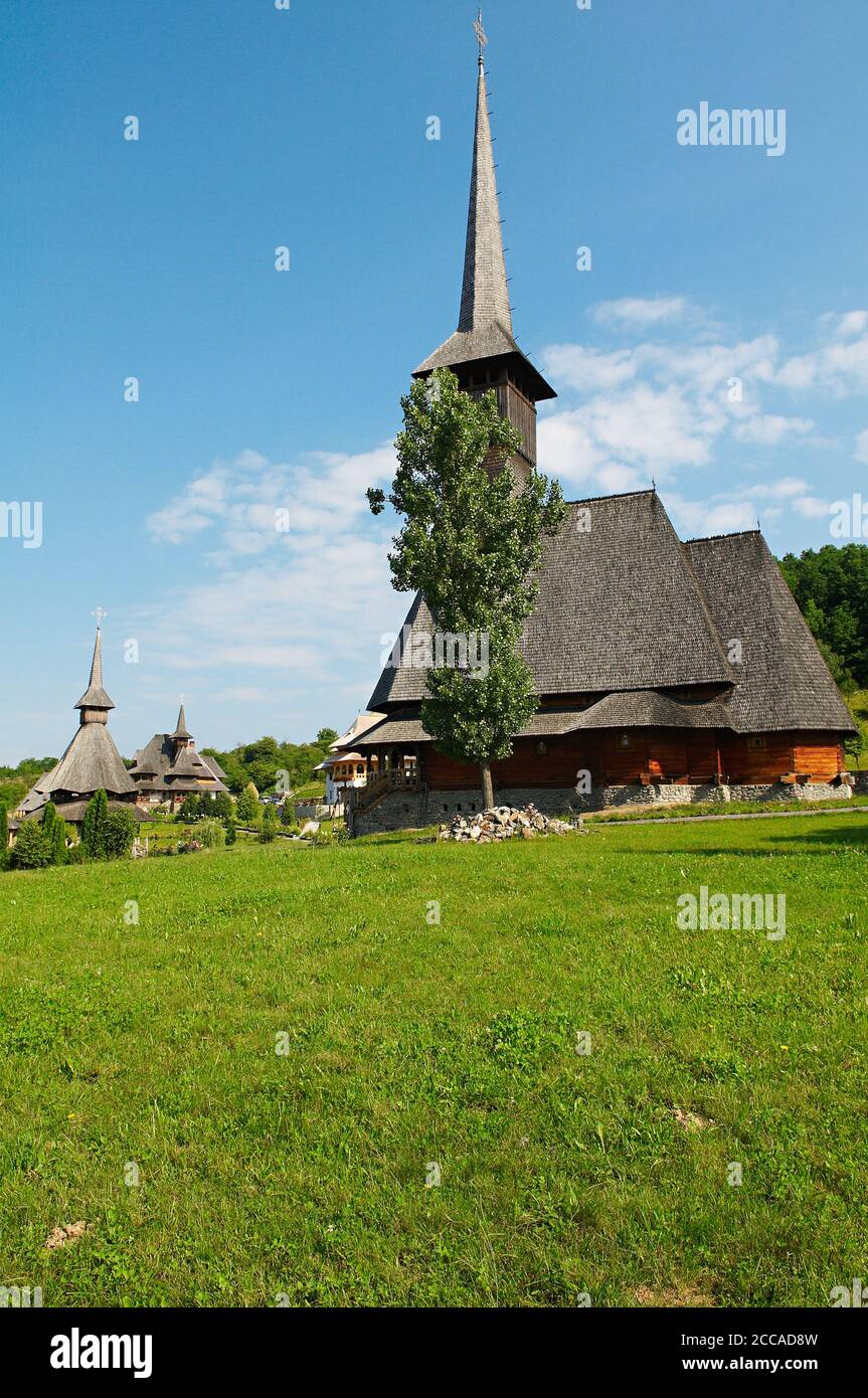 Rumanía, Maramures, Carpates, monasterio de madera de Barsana. Patrimonio mundial de la UNESCO Foto de stock