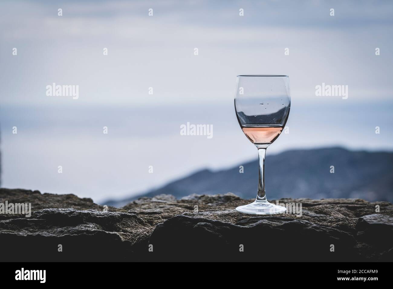 Jamon serrano español, tabla jamonera Cuchillo Jamonero, con vidrio y una  botella de vino. Foto de alimentos concepto Fotografía de stock - Alamy