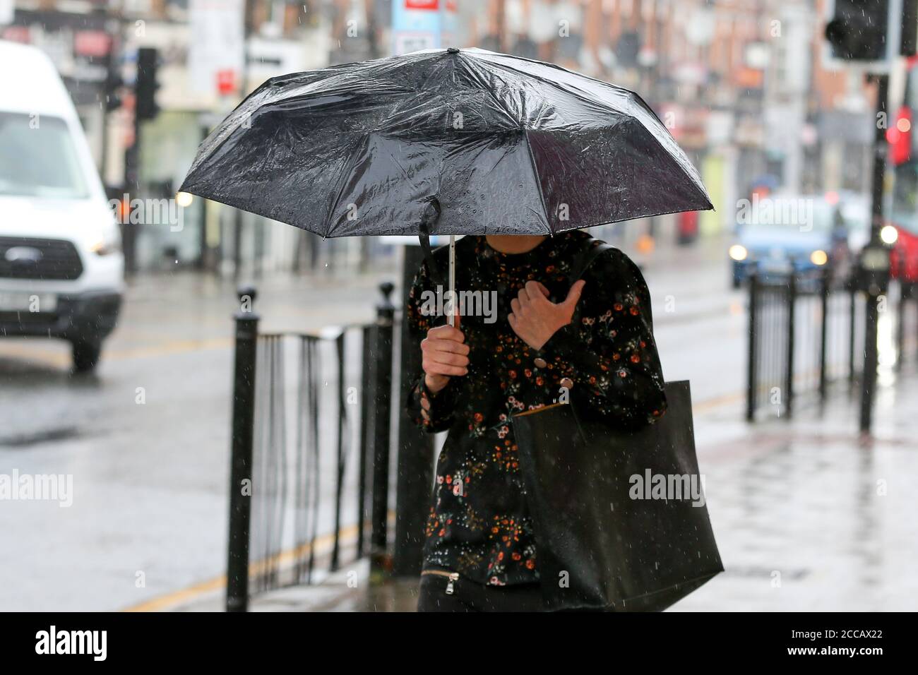 Tristemente Cerdo Morbosidad Una mujer se protege de la lluvia debajo de un paraguas, ya que la tormenta  Ellen trae fuertes lluvias con vientos de gusty en el norte de  Londres.según la oficina de Met,
