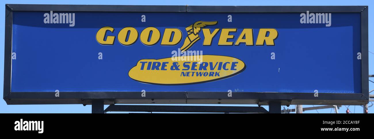 Racine, Wisconsin, EE.UU. 20 de agosto de 2020. Señales, materiales promocionales y exhibiciones de neumáticos destacan la Marca Goodyear en una tienda independiente de neumáticos en Racine, Wisconsin Jueves 20 de agosto de 2020. El presidente Trump criticó el miércoles de Goodyear por no permitir que los empleados lleven ropa partidista o política mientras están en el trabajo. Crédito: Mark Hertzberg/ZUMA Wire/Alamy Live News Foto de stock