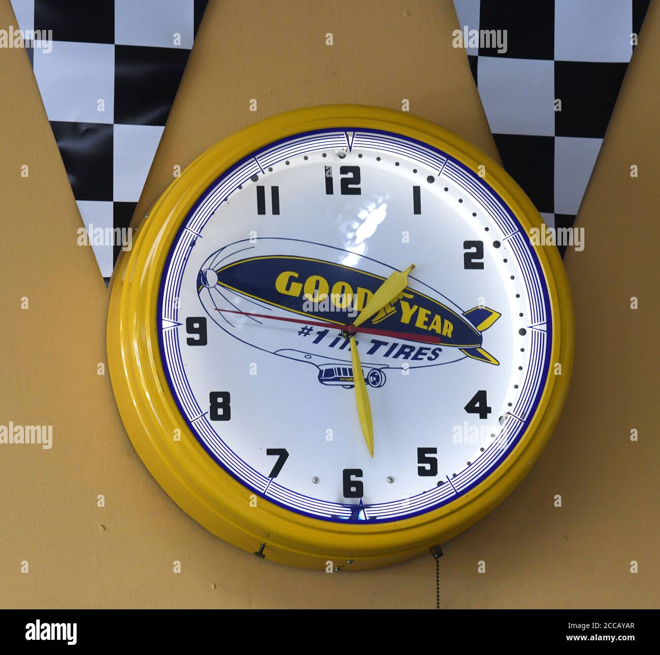 Racine, Wisconsin, EE.UU. 20 de agosto de 2020. Señales, materiales promocionales y exhibiciones de neumáticos destacan la Marca Goodyear en una tienda independiente de neumáticos en Racine, Wisconsin Jueves 20 de agosto de 2020. El presidente Trump criticó el miércoles de Goodyear por no permitir que los empleados lleven ropa partidista o política mientras están en el trabajo. Crédito: Mark Hertzberg/ZUMA Wire/Alamy Live News Foto de stock