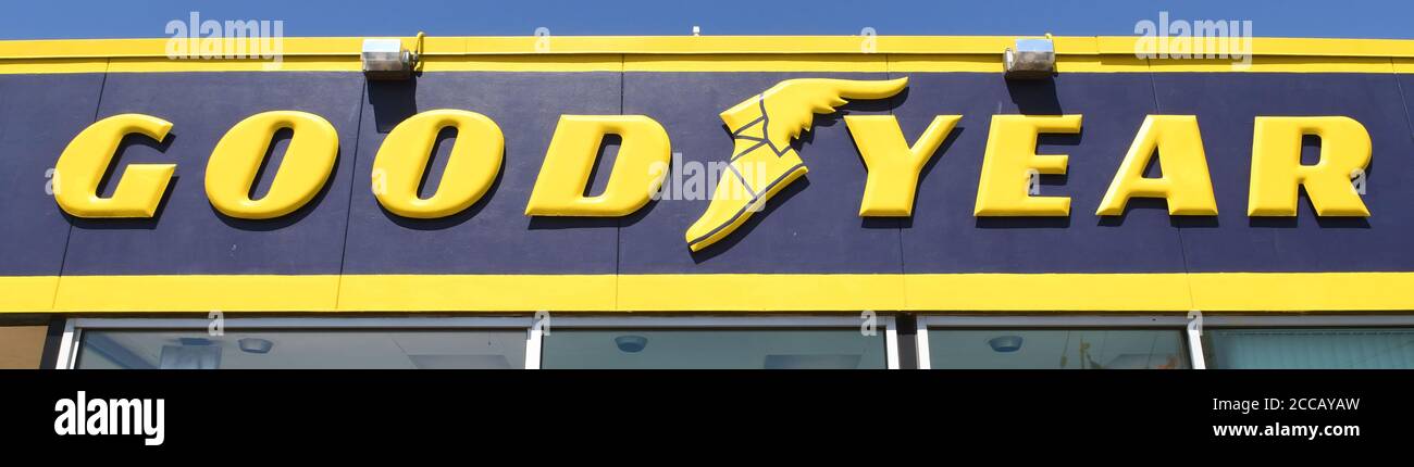 Racine, Wisconsin, EE.UU. 20 de agosto de 2020. Señales, materiales promocionales y exhibiciones de neumáticos destacan la Marca Goodyear en una tienda independiente de neumáticos en Racine, Wisconsin Jueves 20 de agosto de 2020. El presidente Trump criticó el miércoles de Goodyear por no permitir que los empleados lleven ropa partidista o política mientras están en el trabajo. Crédito: Mark Hertzberg/ZUMA Wire/Alamy Live News Foto de stock