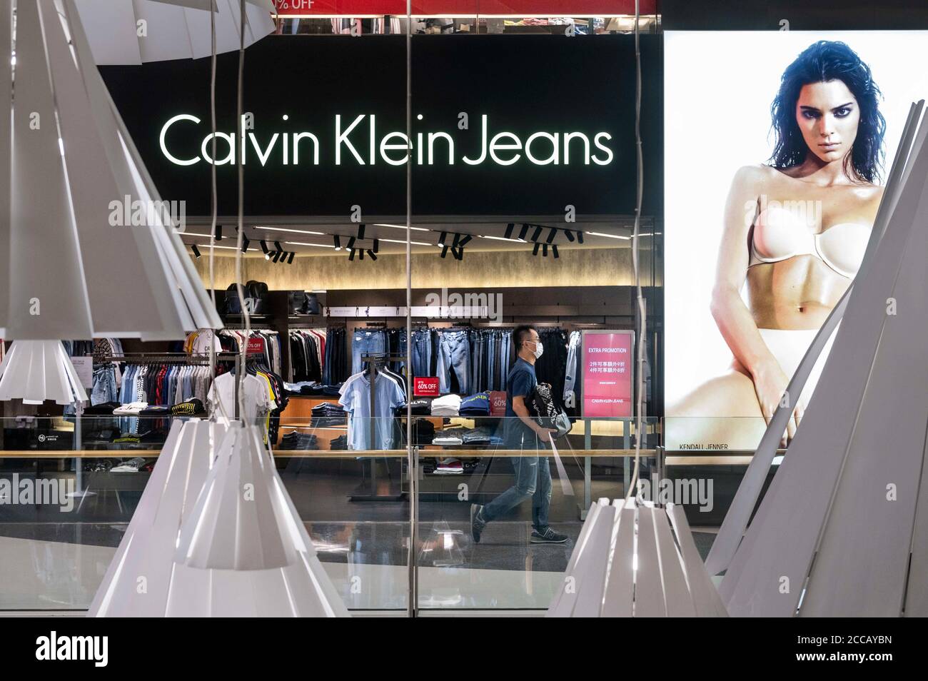 Hong Kong, China. 17 de agosto de 2020. La Marca estadounidense de moda  multinacional Calvin Klein Jeans tienda en Hong Kong. Crédito: Budrul  Chukrut/SOPA Images/ZUMA Wire/Alamy Live News Fotografía de stock -