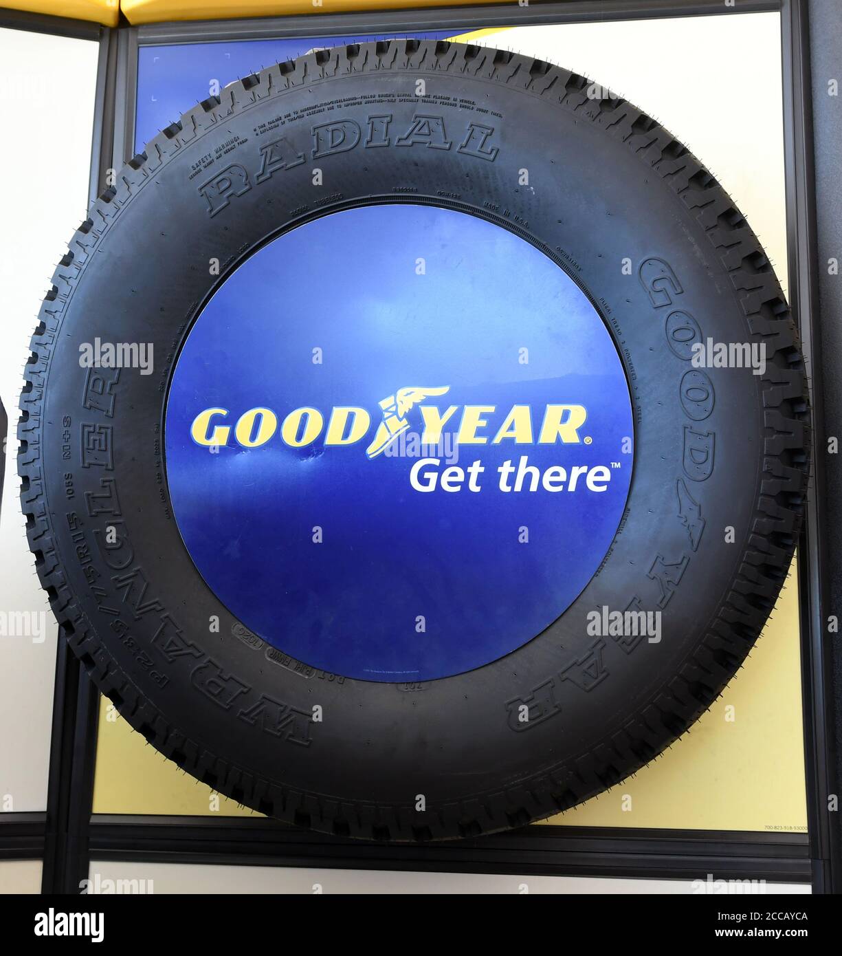 Racine, Wisconsin, EE.UU. 20 de agosto de 2020. Señales, materiales promocionales y exhibiciones de neumáticos destacan la Marca Goodyear en una tienda independiente de neumáticos en Racine, Wisconsin Jueves 20 de agosto de 2020. El presidente Trump criticó el miércoles de Goodyear por no permitir que los empleados lleven ropa partidista o política mientras están en el trabajo. Crédito: Mark Hertzberg/ZUMA Wire/Alamy Live News Foto de stock