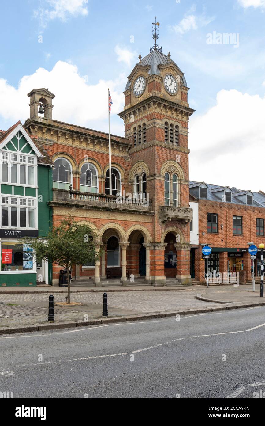 Construido en 1870 Hungerford Victorian Town Hall and Corn Exchange con torre de reloj, Market Place, Hungerford, Berkshire, Inglaterra, Reino Unido Foto de stock