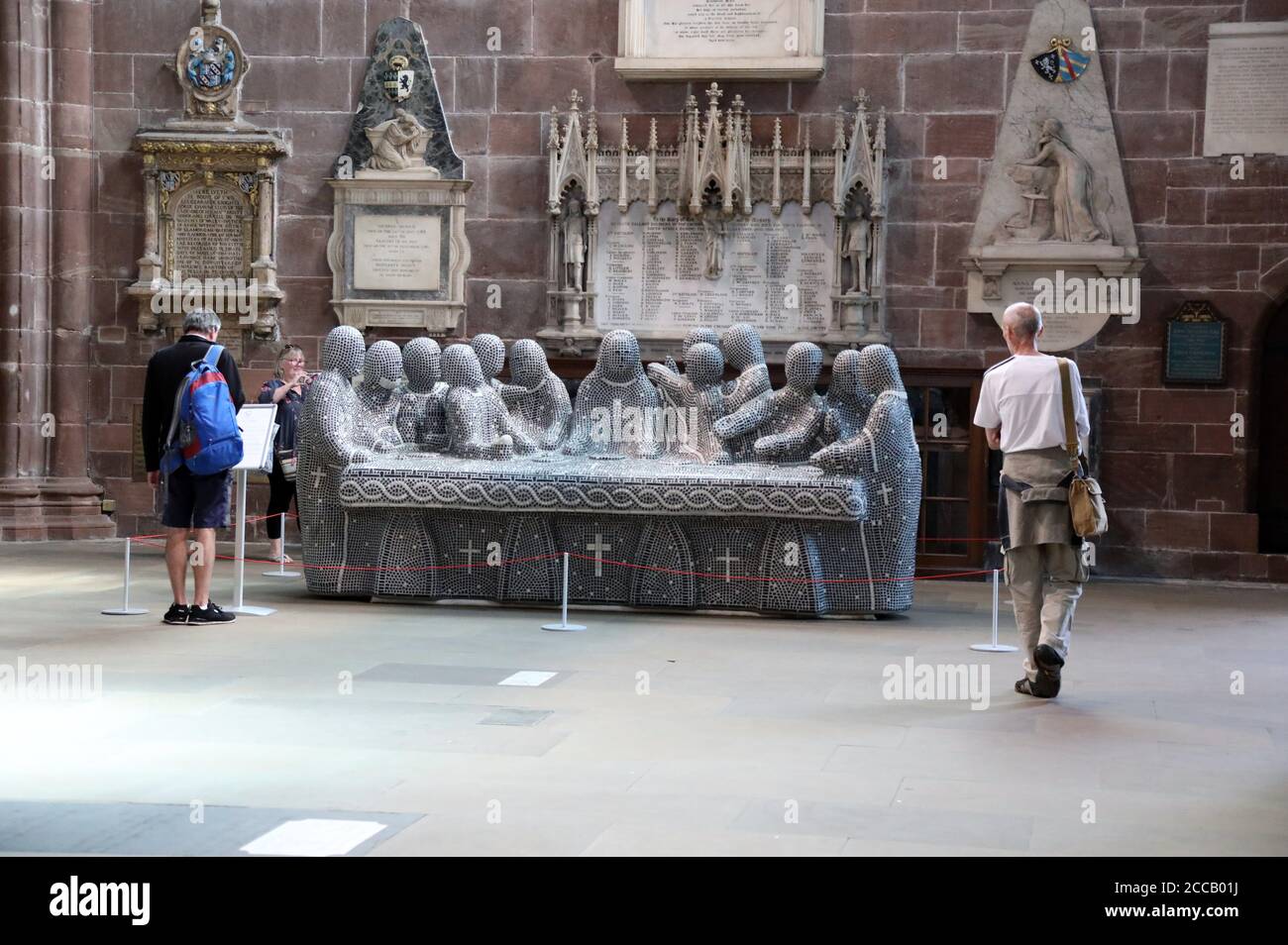 La escultura de la última Cena de Peter Barnes en la Catedral de Chester Foto de stock