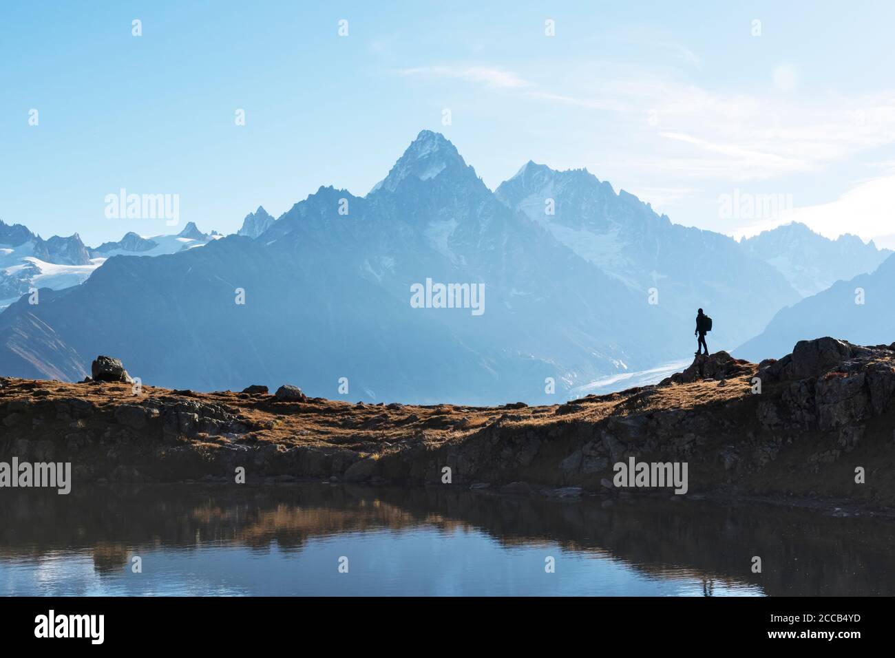 Vista increíble de la cordillera de Monte Bianco con turistas de fondo. Lago Lac de Cheserys, Chamonix, Alpes Graianos. Fotografía de paisajes Foto de stock