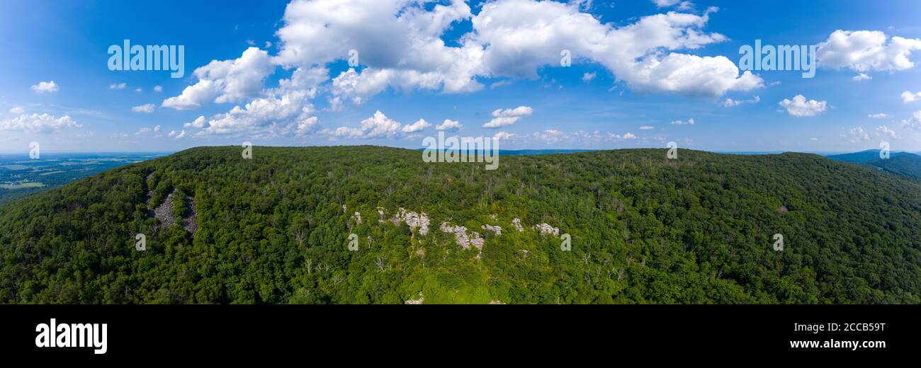 Un panorama aéreo de Annapolis Rock y South Mountain, situado en el condado de Washington, Maryland. Temporada de verano. Foto de stock
