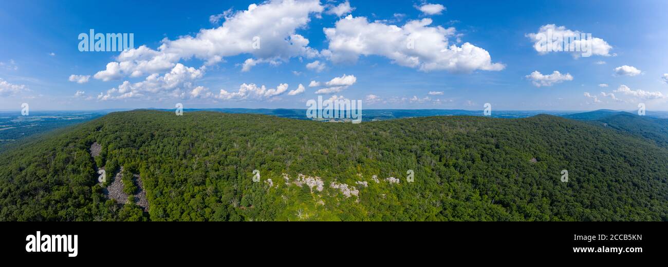 Un panorama aéreo de Annapolis Rock y South Mountain, situado en el condado de Washington, Maryland. Temporada de verano. Foto de stock