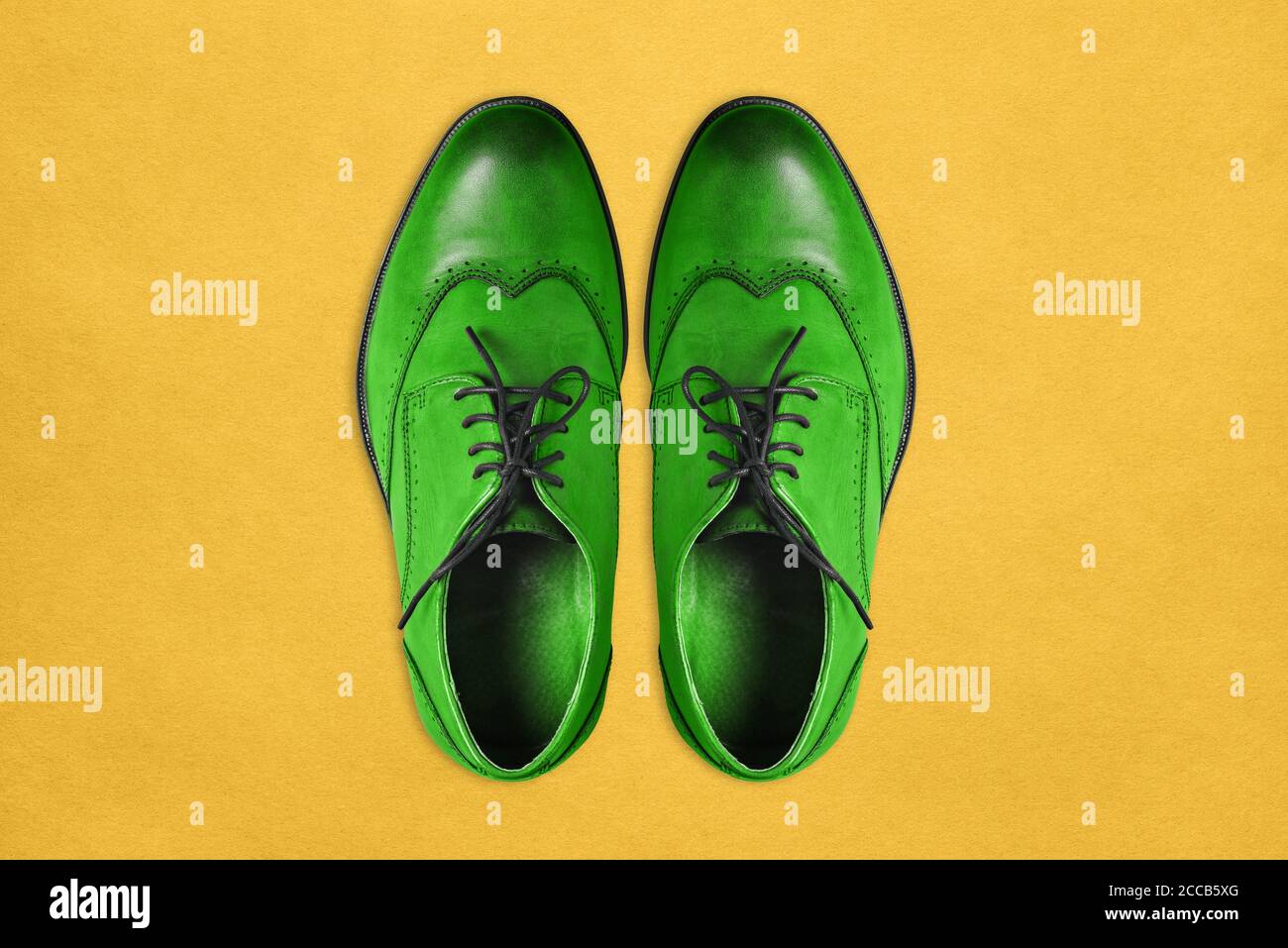 Zapatos verdes para hombre hechos de cuero auténtico sobre un fondo  amarillo. Estilo creativo mínimo Fotografía de stock - Alamy