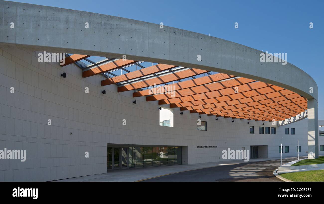 Edificio exterior de diseño moderno con línea curva. Foto de stock