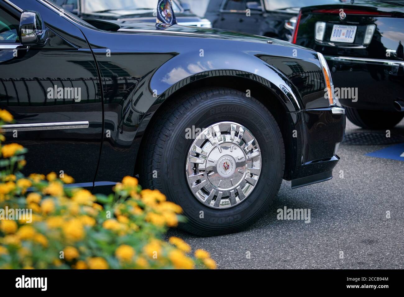 Un neumático Goodyear se ve en la limusina presidencial del presidente  estadounidense Donald Trump, conocida como la Bestia, que está estacionada  fuera del ala oeste de la Casa Blanca en Washington, D.C.,