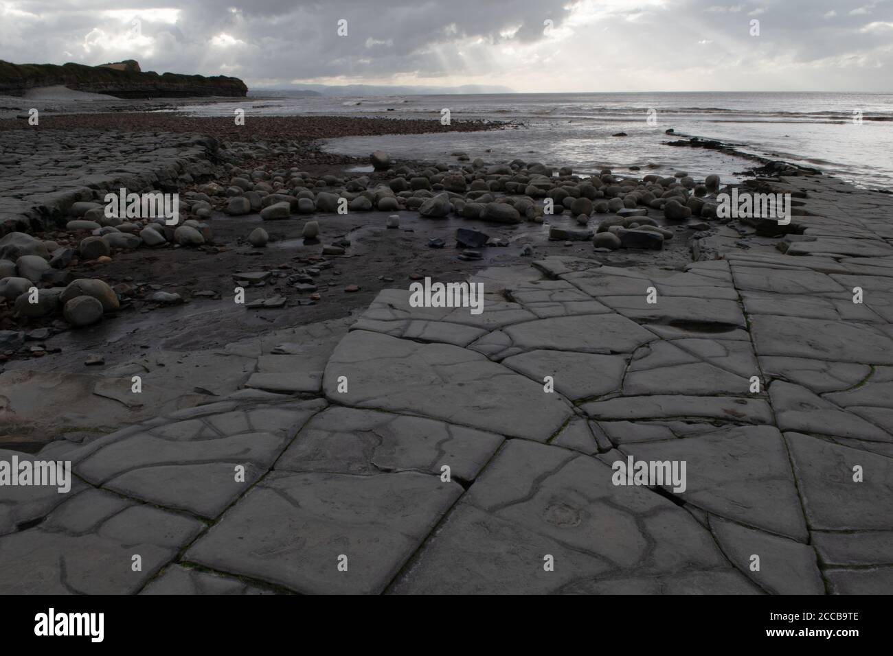 Formaciones geológicas en Kilve Beach, Somerset, Reino Unido Foto de stock