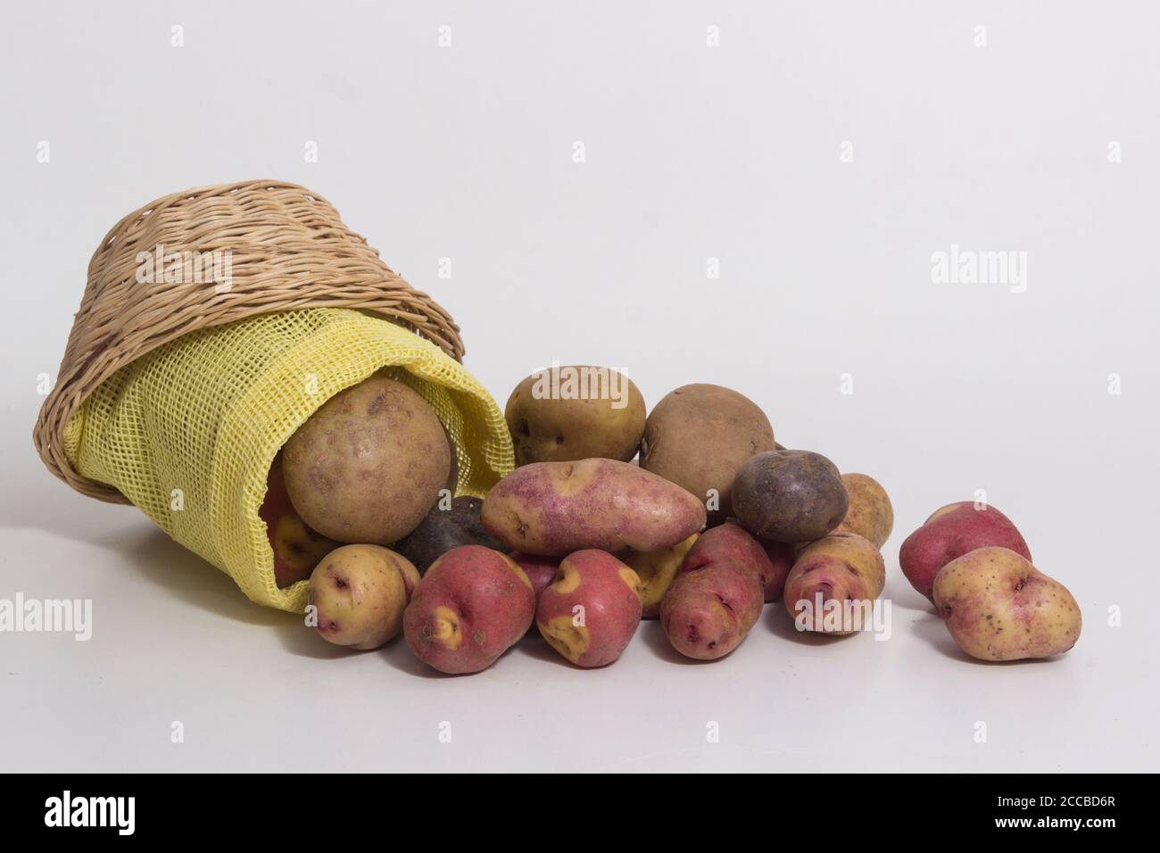 Todavía la vida de los ingredientes de la cocina peruana. Mezcla de patatas. Foto de stock
