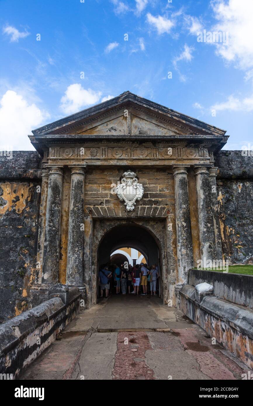 Turistas en la entrada sobre el foso seco al Castillo San Felipe del Morro. Viejo San Juan, Puerto Rico. Sitio Histórico Nacional de San Juan y una ONU Foto de stock