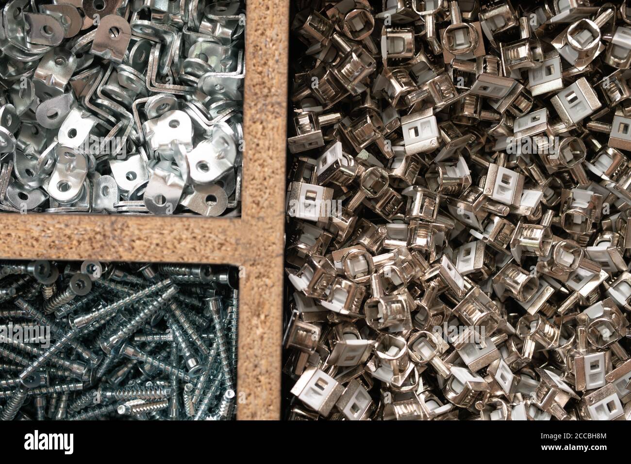 Tornillos en la caja de cartón Fotografía de stock - Alamy