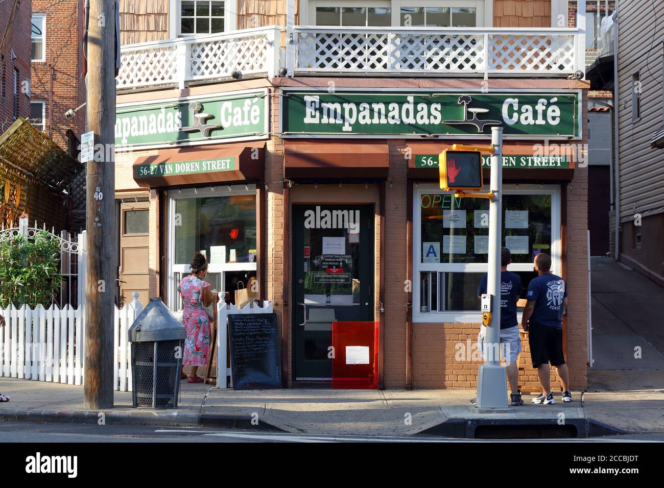 Empanadas Cafe, 56-27 Van Doren St, Queens, NY. Escaparate exterior de un restaurante latinoamericano en el barrio Corona. Foto de stock