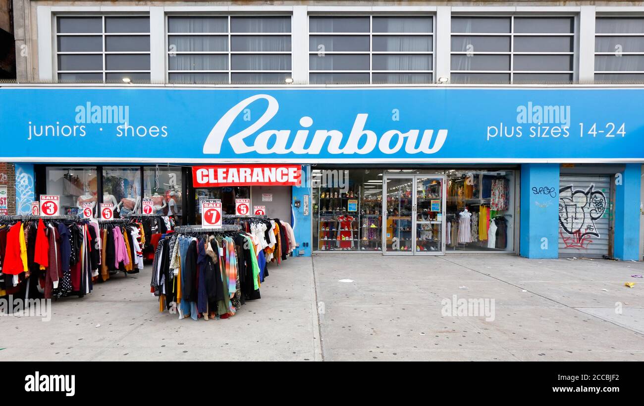 Rainbow Shops, 1110 Pkwy, Brooklyn, York. Foto del escaparate de Nueva York de una cadena de tiendas de ropa para en el barrio Crown Heights Fotografía de stock -