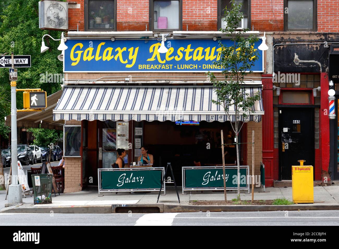 Galaxy Diner, 665 Ninth Ave, Nueva York, NY. Escaparate exterior de una cena de 24 horas en el barrio Hells Kitchen de Manhattan. Foto de stock