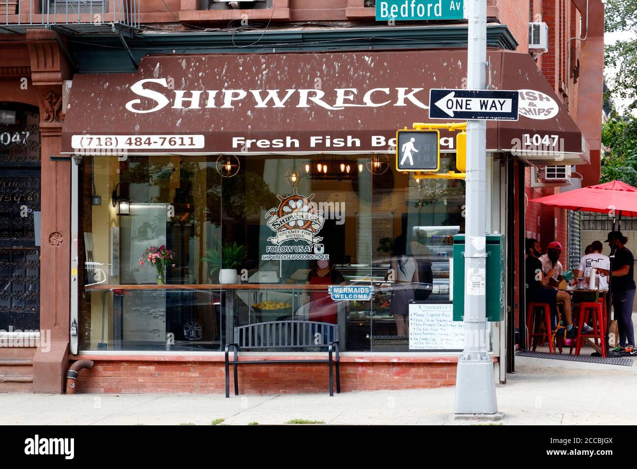 Shipwreck Seafood Boutique, 1047 Bedford Ave, Brooklyn, Nueva York. Foto del escaparate de Nueva York de un pez y patatas fritas, pescadería en el barrio de Bedford Stuyvesant Foto de stock