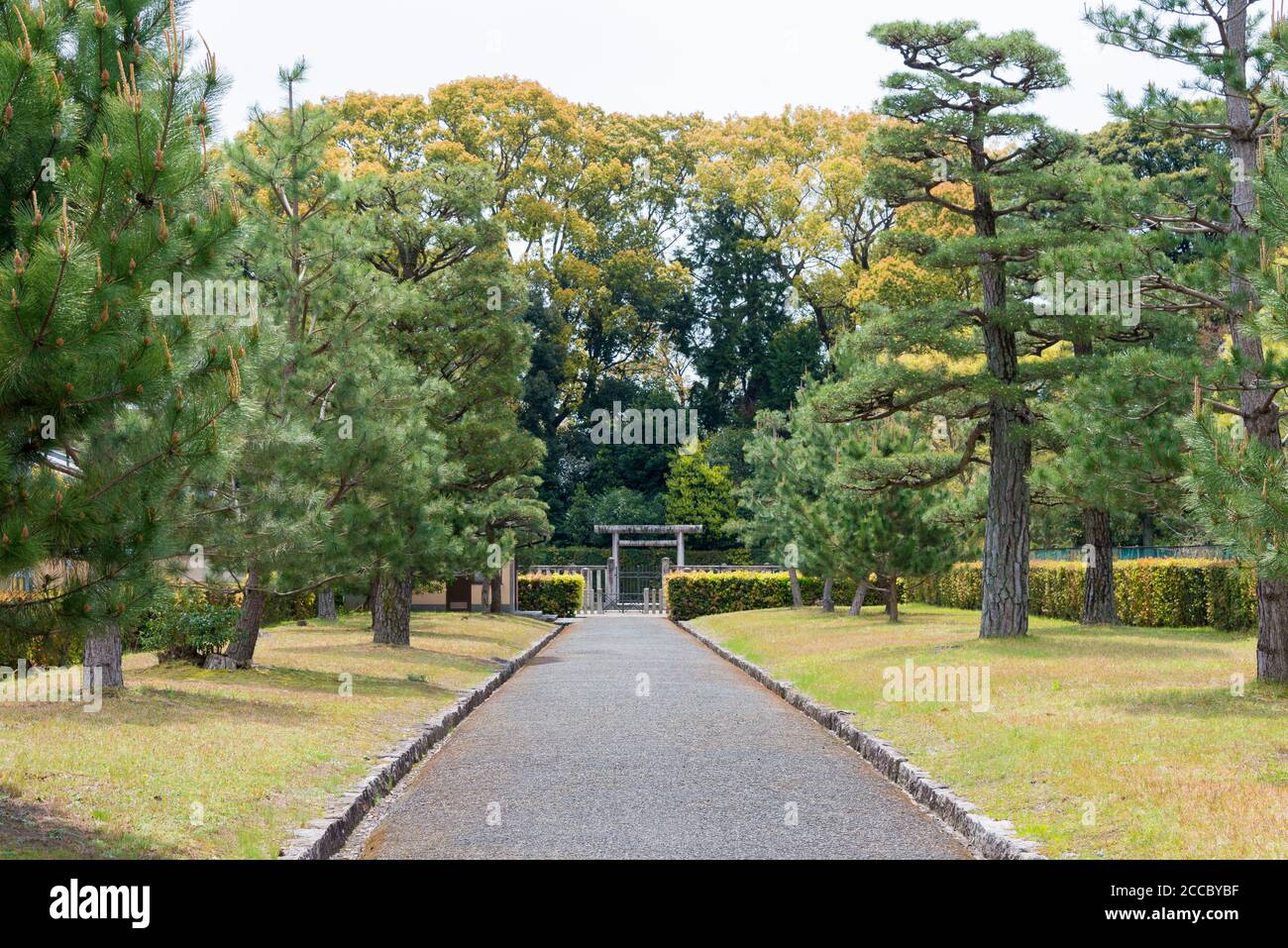 Acercamiento a la Tumba del Emperador Komyo en Kioto, Japón. El