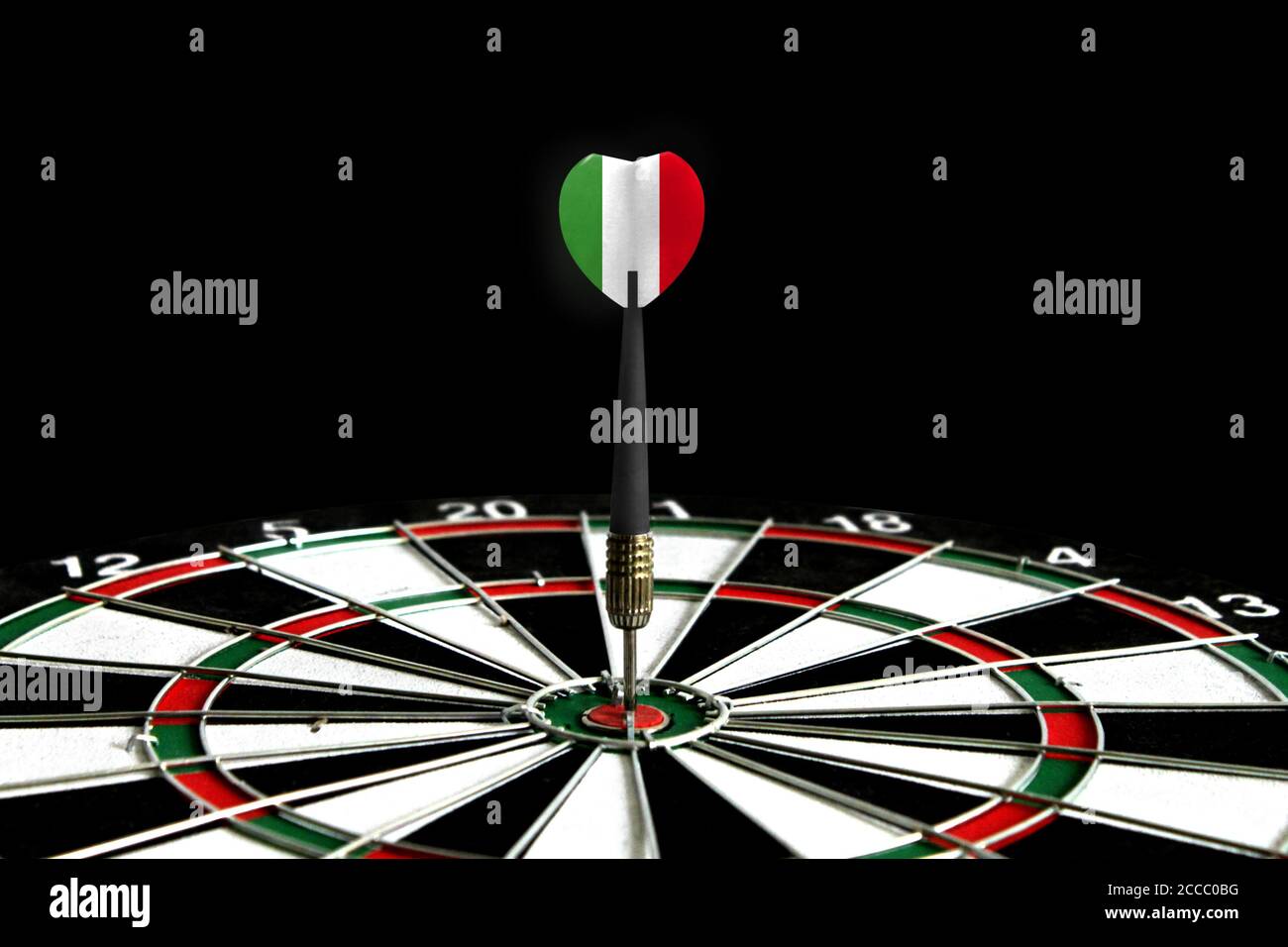La bandera de Italia aparece en el juego de tablero de dardos, el concepto de lograr objetivos. Foto de stock