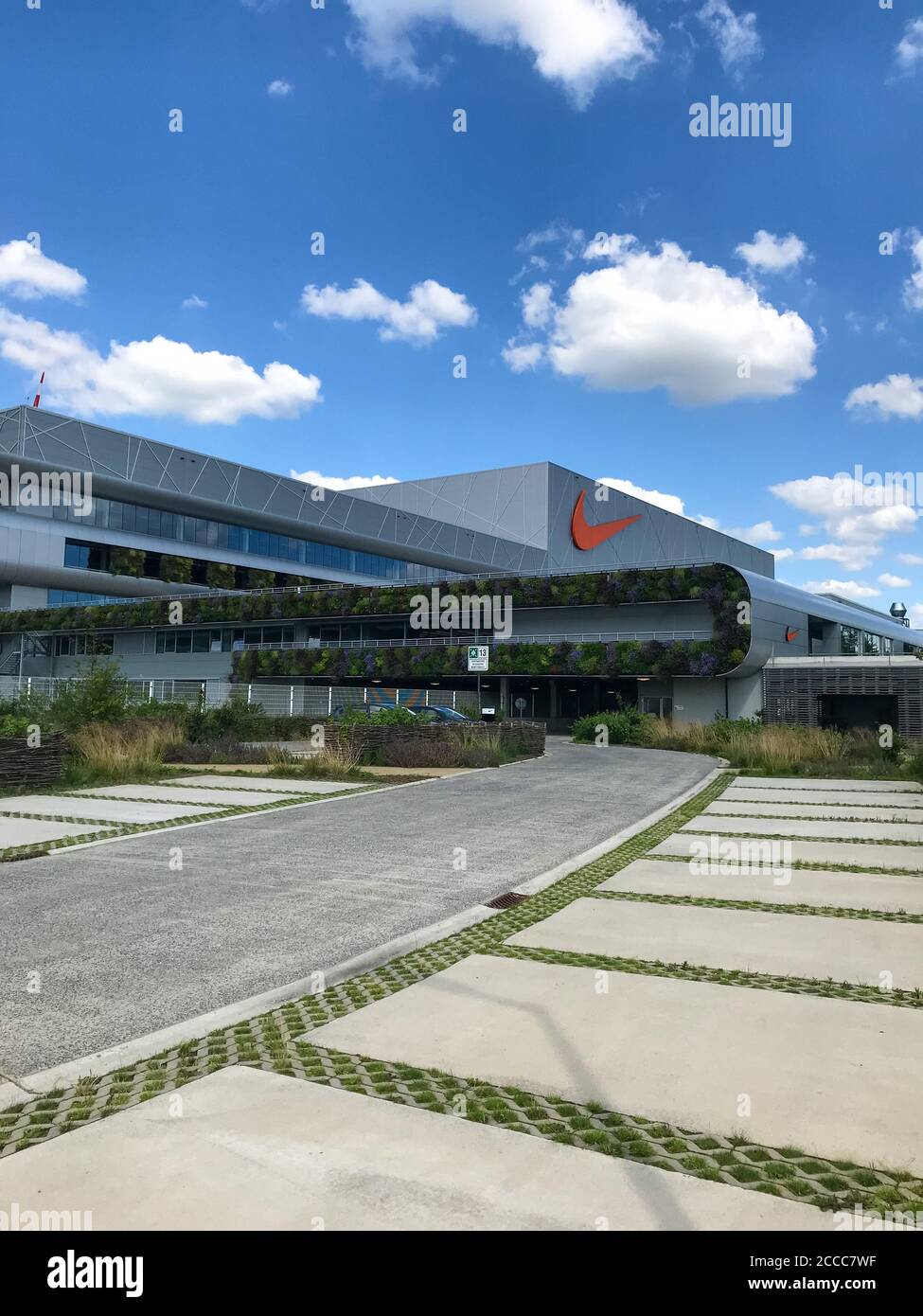 HAM, BÉLGICA - Febrero de 2020: El centro de distribución más nuevo de Nike  en EMEA, Court, con un gran exterior verde Fotografía de stock - Alamy