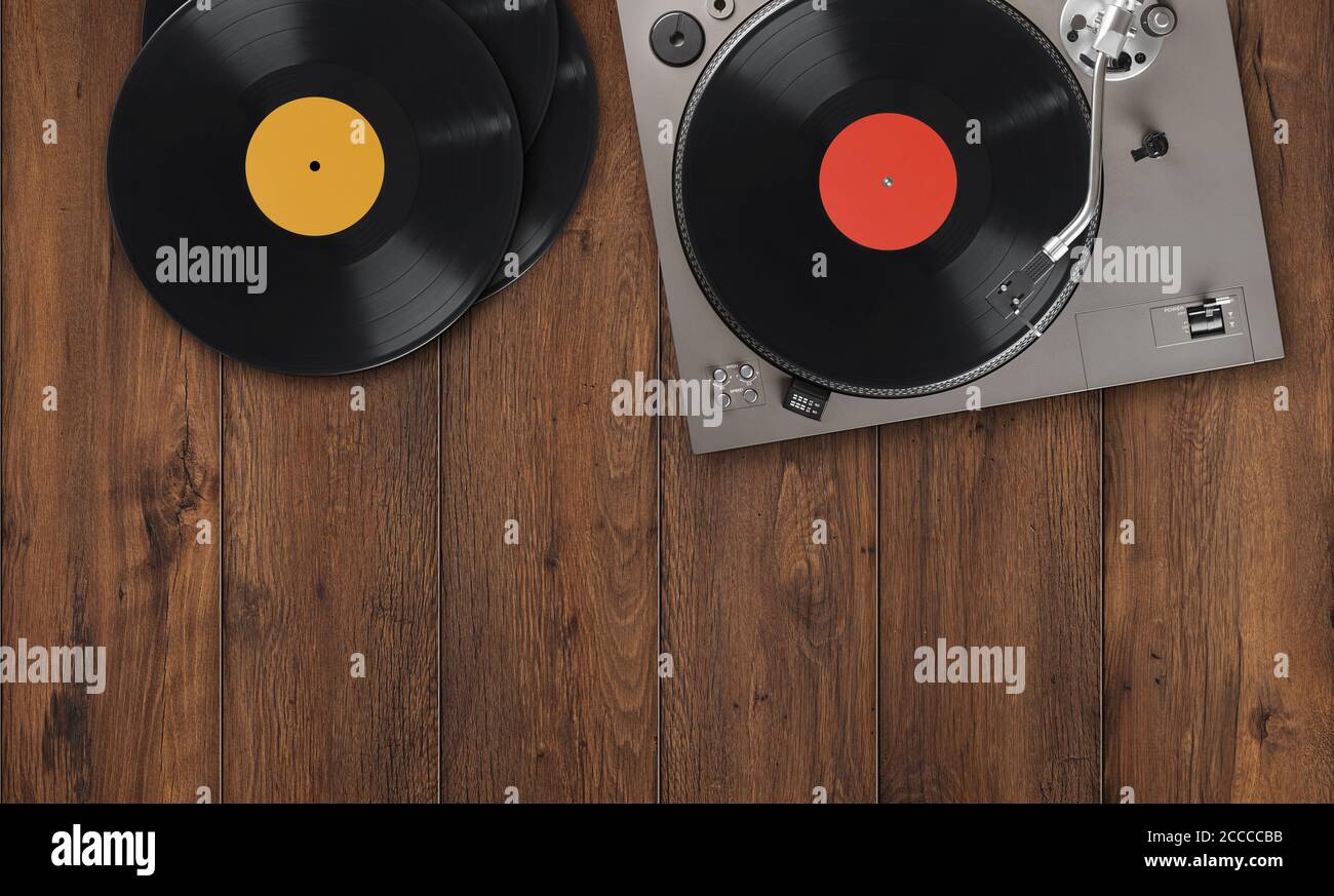 tocadiscos antiguos con discos de vinilo sobre mesa de madera. Vista superior Fotografía de Alamy