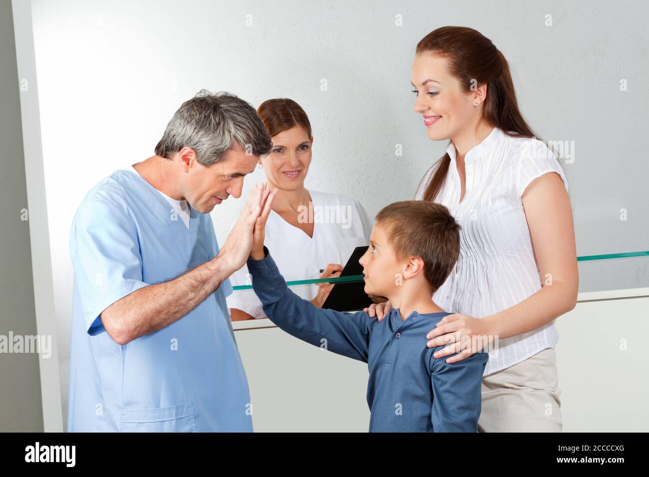 Família feliz no check-up pediatra, médico mulher e garoto menino paciente  brincando juntos imagem vetorial de Nataliia2910@gmail.com© 467898698