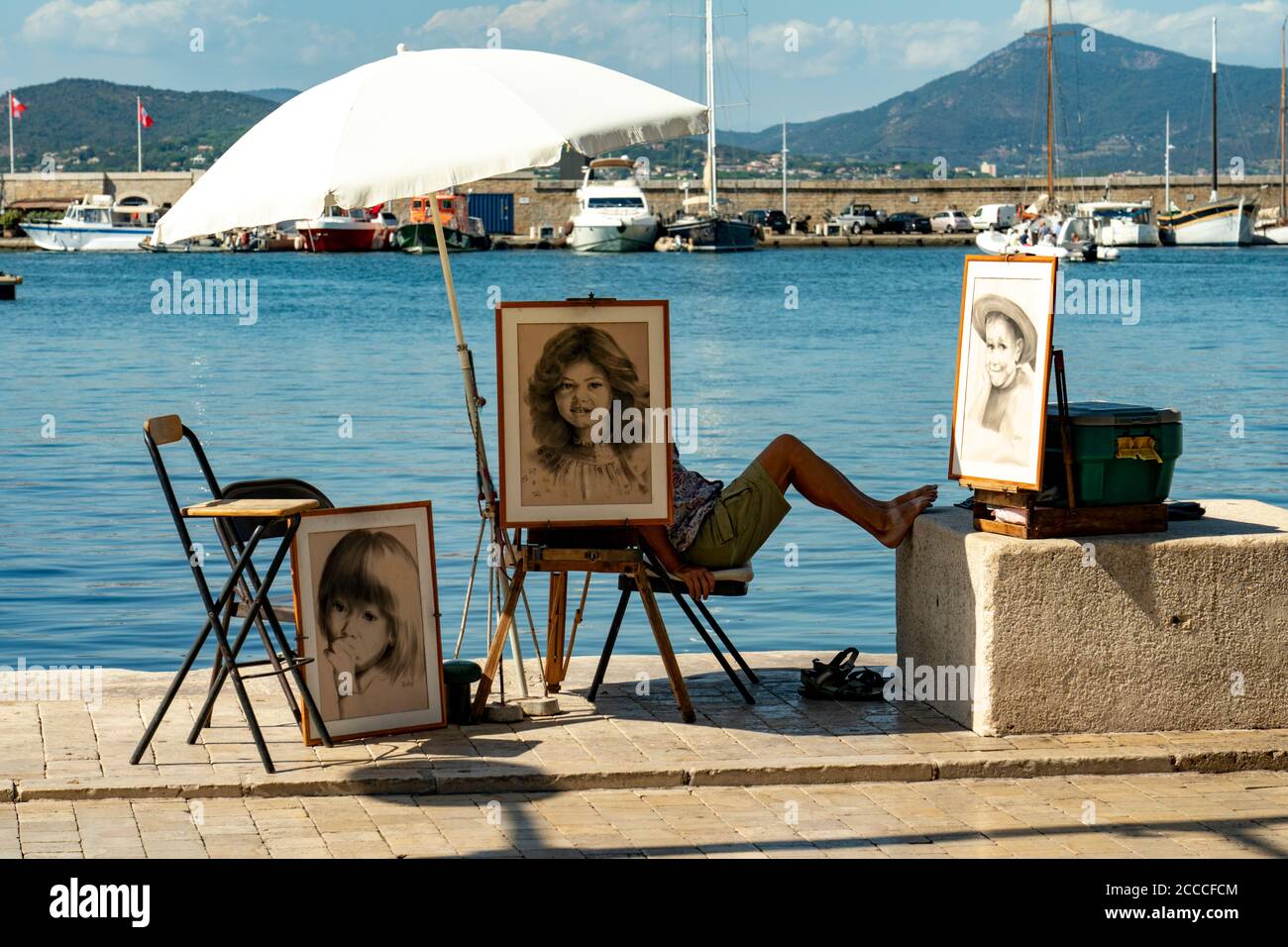 Francia. Var (83). Saint-Tropez. Puerto antiguo. Pintor retratista esperando a los turistas Foto de stock