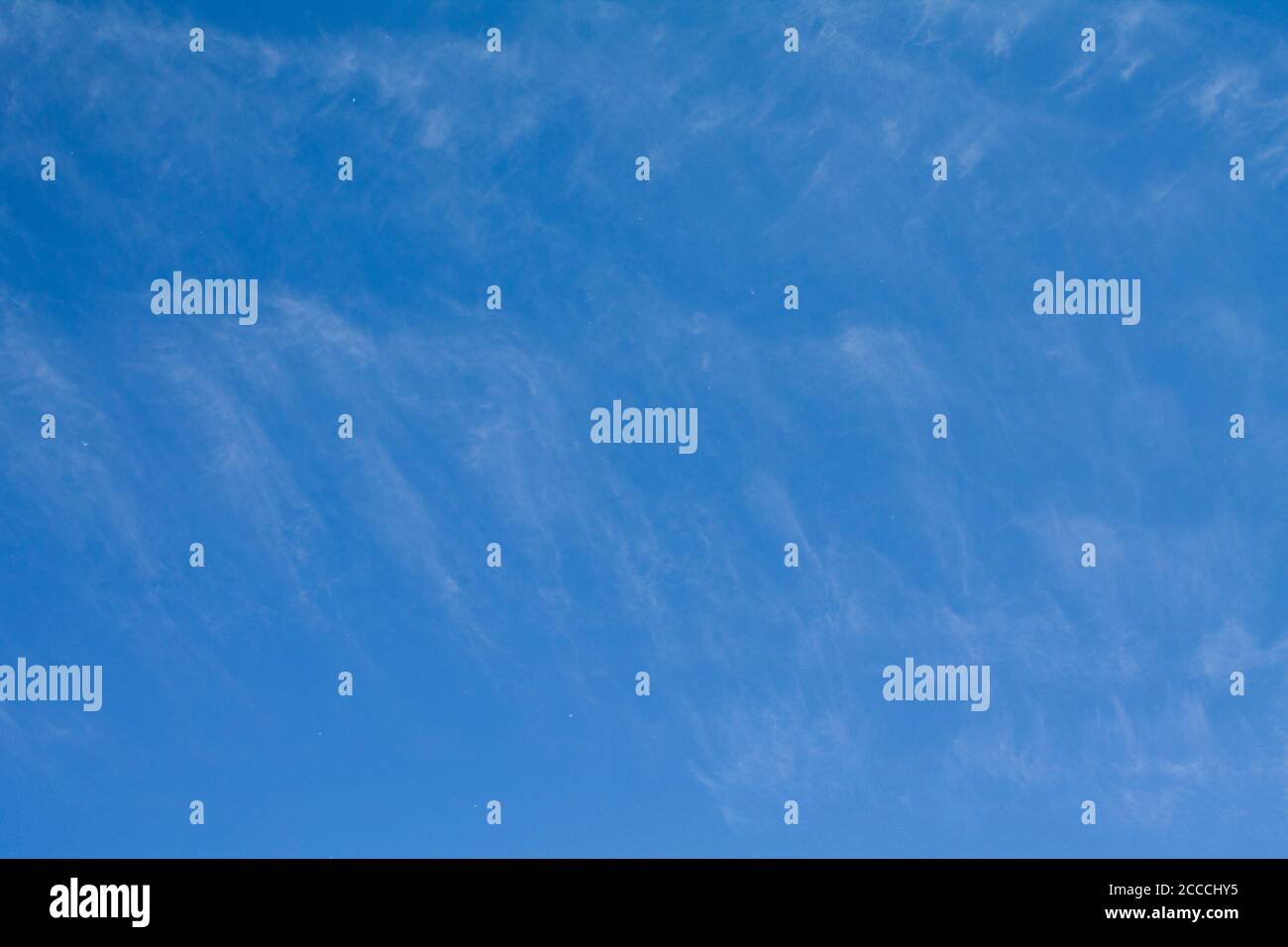 Cielo azul con contraindicaciones muy difundiosas. Estos casi han desaparecido. Foto de stock