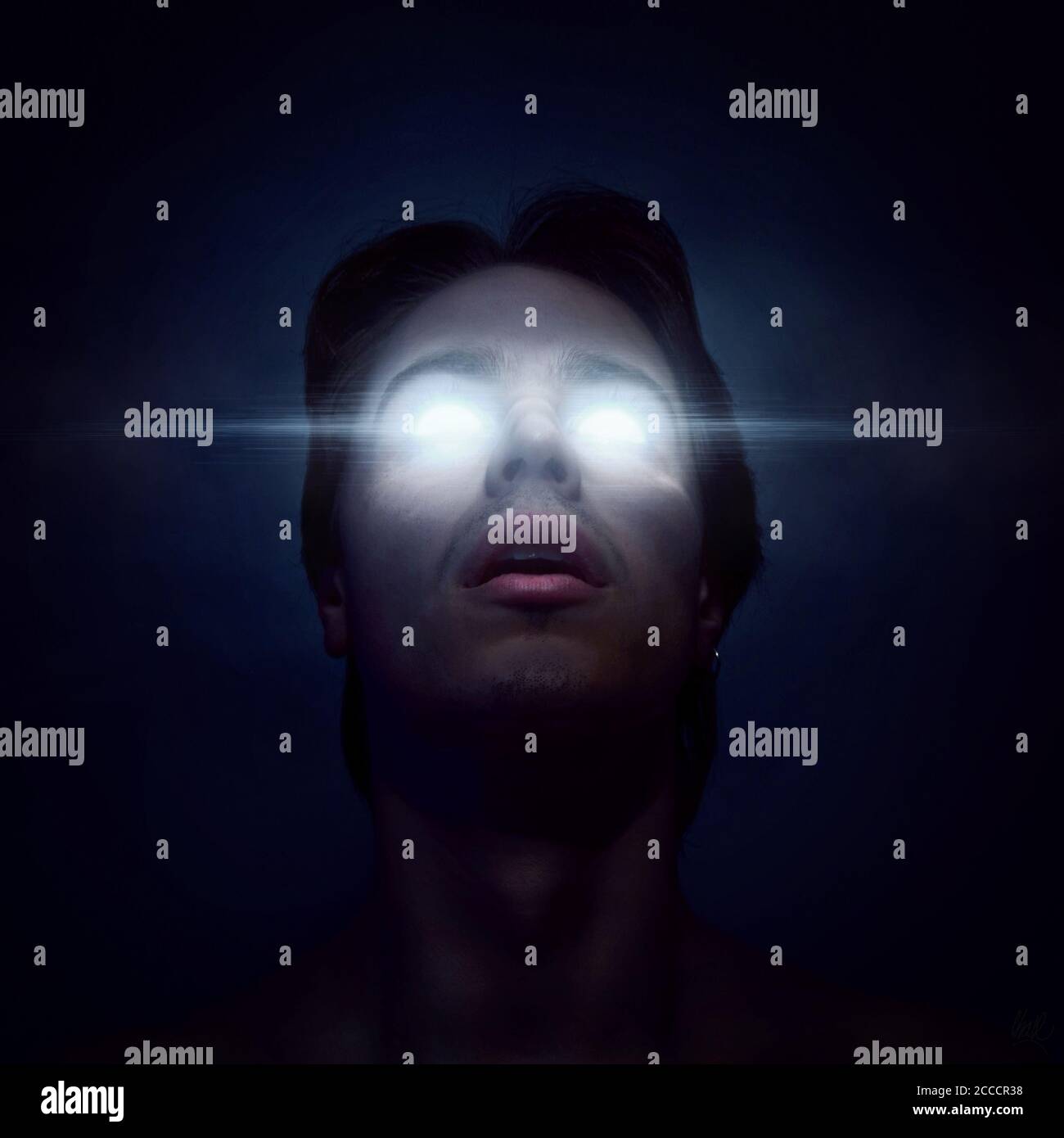 Retrato de un hombre con sus ojos brillando en un luz blanca Fotografía de  stock - Alamy