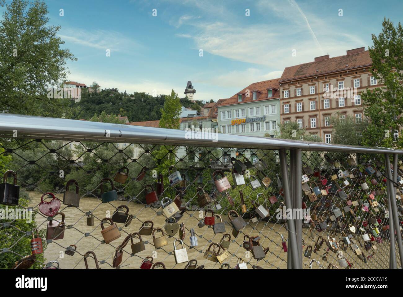 Graz, Austria. Agosto 2020. Las cerraduras dejadas por los amantes en el puente Erzherzog-Johann Foto de stock