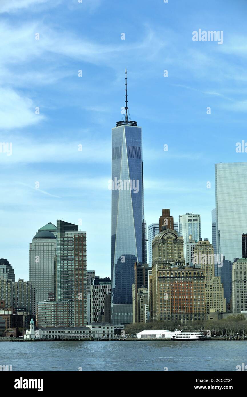 1 World Trade Center, antes conocido como la Torre de la Libertad, visto desde el Río este. Nueva York Foto de stock