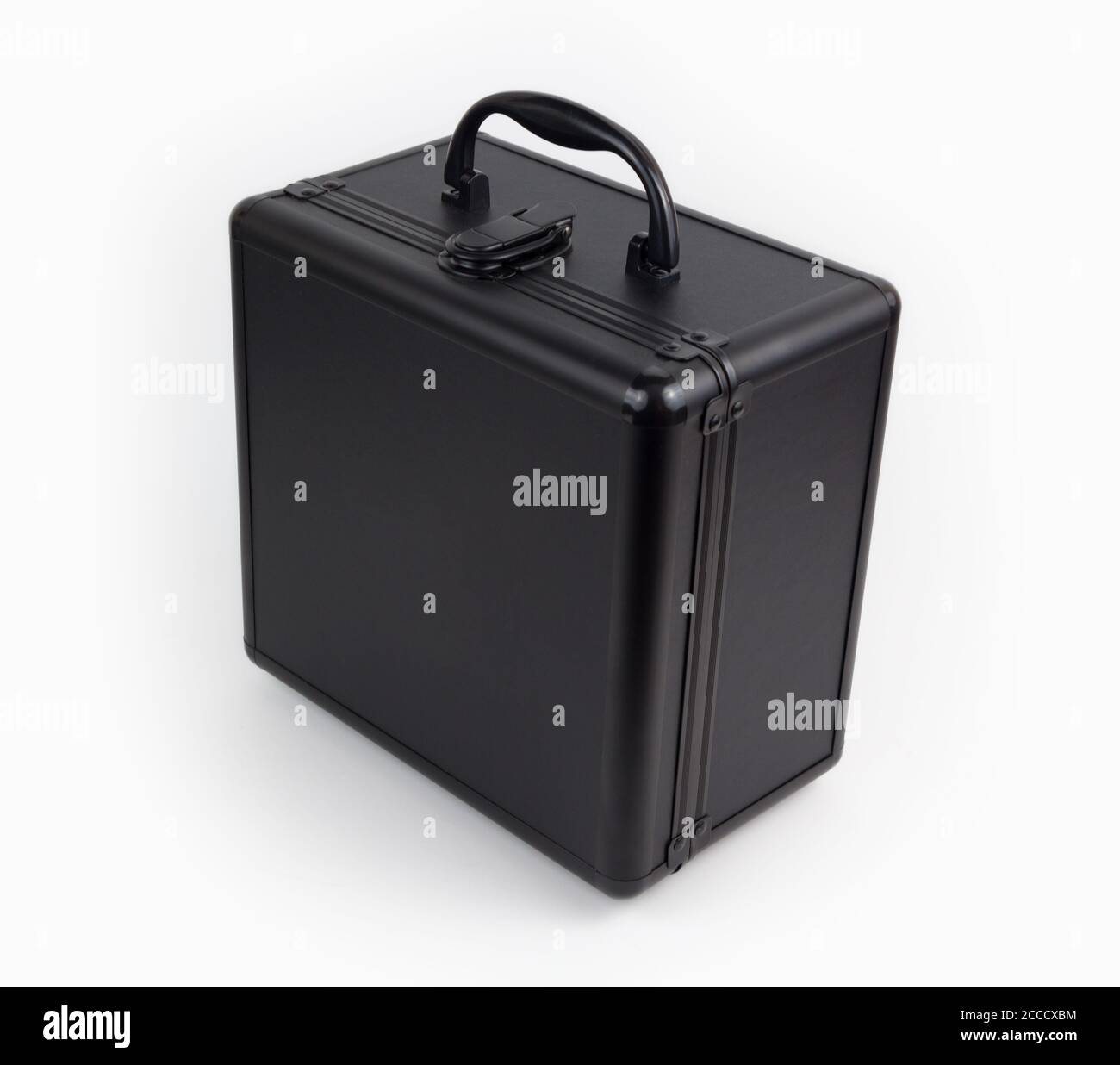 Maleta metálica sobre fondo blanco, maletín metálico Fotografía de stock -  Alamy