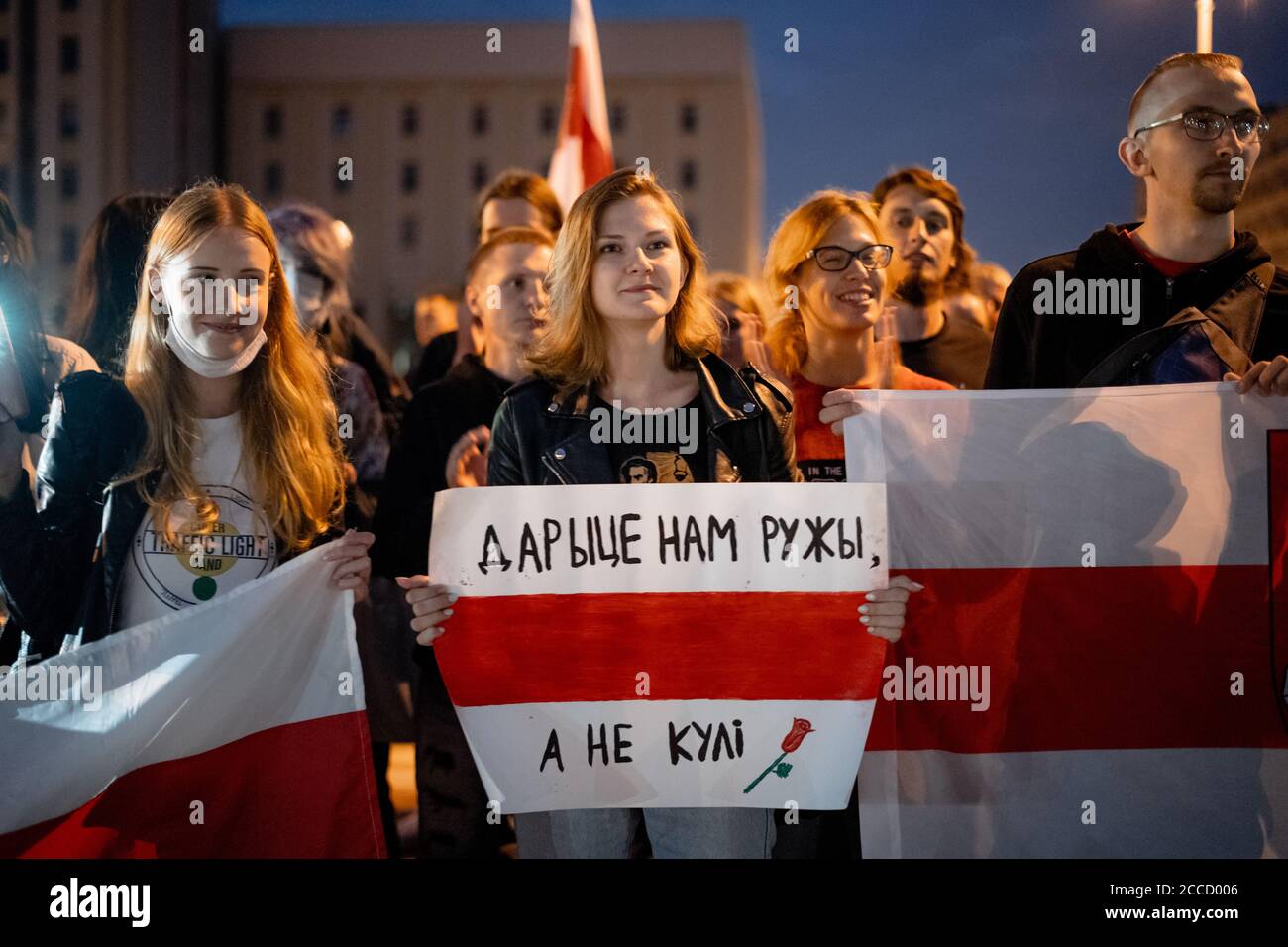 Minsk, Bielorrusia - 21 de agosto de 2020: El pueblo bielorruso participa en protestas pacíficas después de las elecciones presidenciales en Bielorrusia en la Plaza de la Independencia Foto de stock
