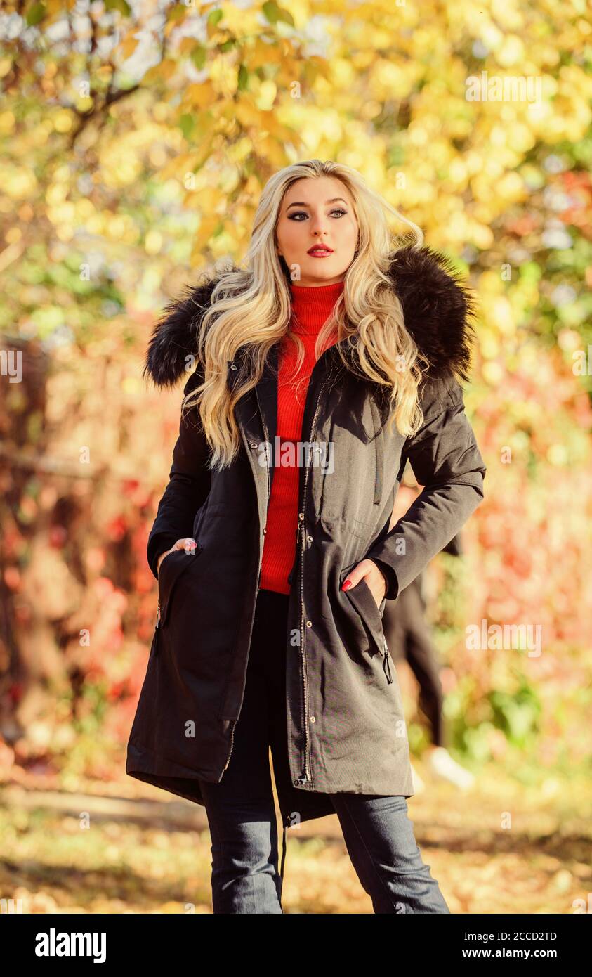 Ropa moderna para la juventud. Chica en abrigo cálido stand en el parque de  la naturaleza de desenfoque de fondo. Crear caída outfit para sentirse  cómodo y bonito. Mujer de largo pelo