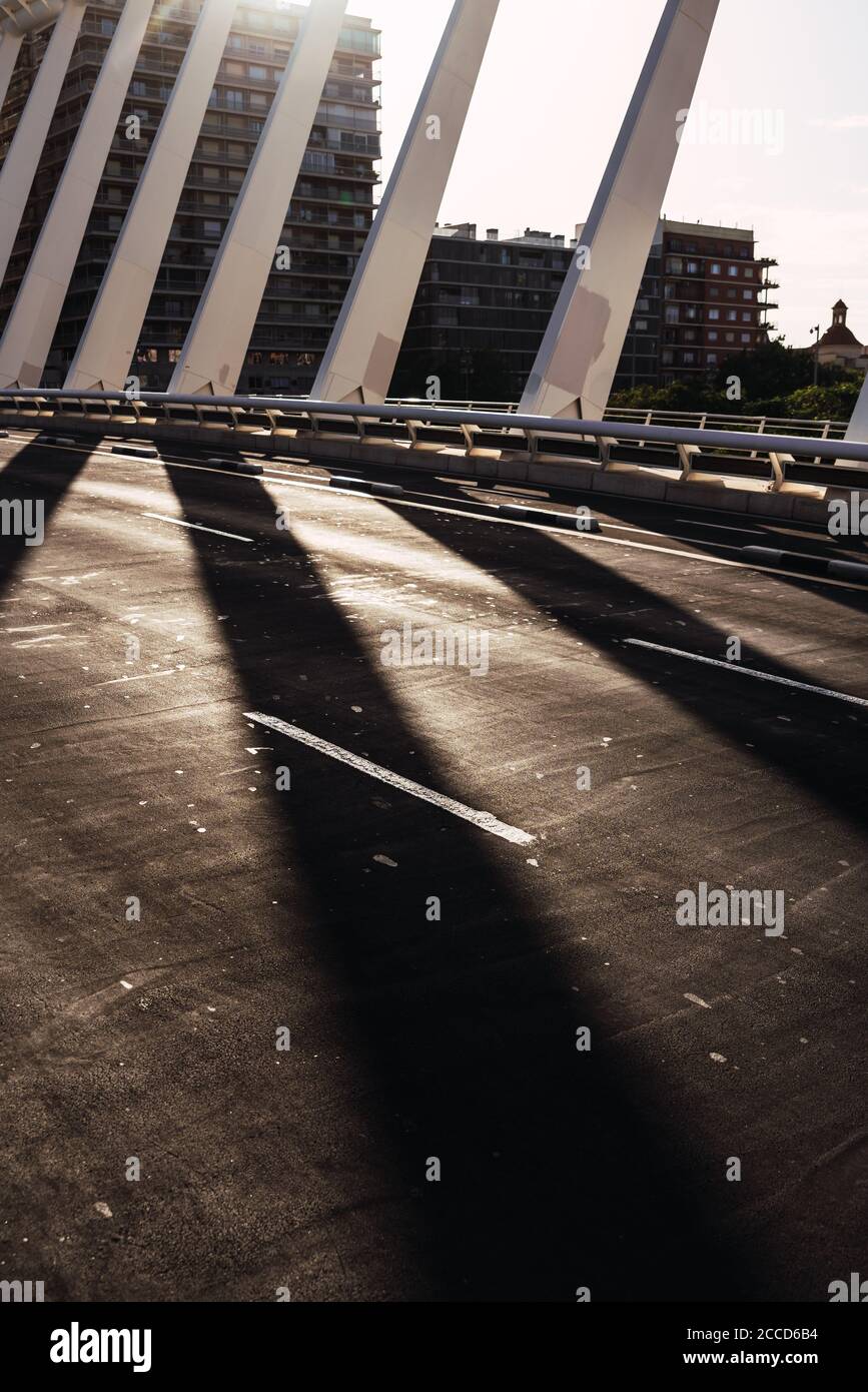 Sol y sombra en el camino de un puente de metal urbano, imagen vertical para portadas de libros. Foto de stock