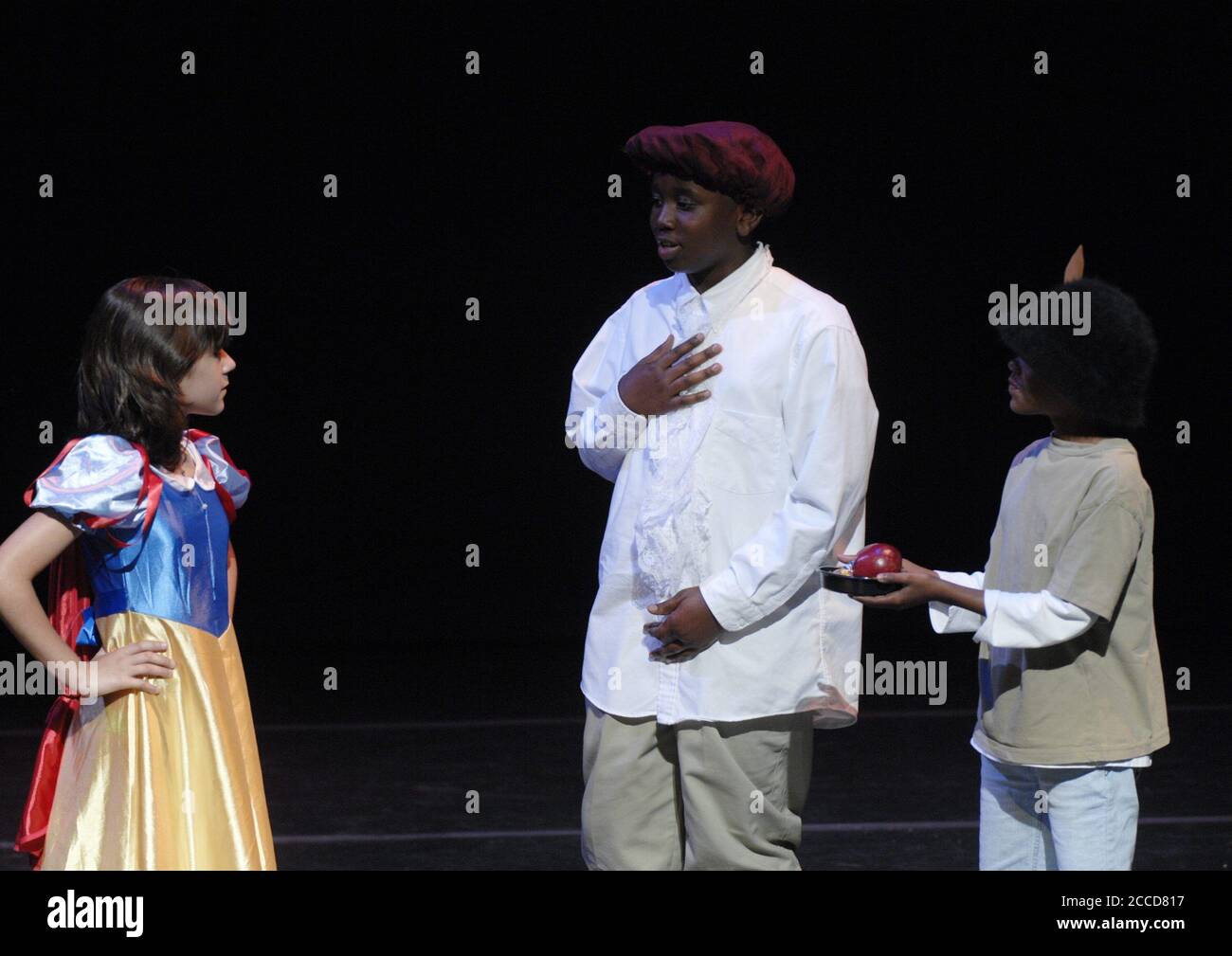 Austin, TX 8 de mayo de 2007: Estudiantes de cuarto grado de la Escuela Primaria Converse en San Antonio realizan una selección mostrando a los personajes italianos Petruchio y su esposa Kate de 'Taming of the Shrew' de William Shakespeare en el Festival de Shakespeare Infantil de la Universidad de Texas. ©Bob Daemmrich Foto de stock