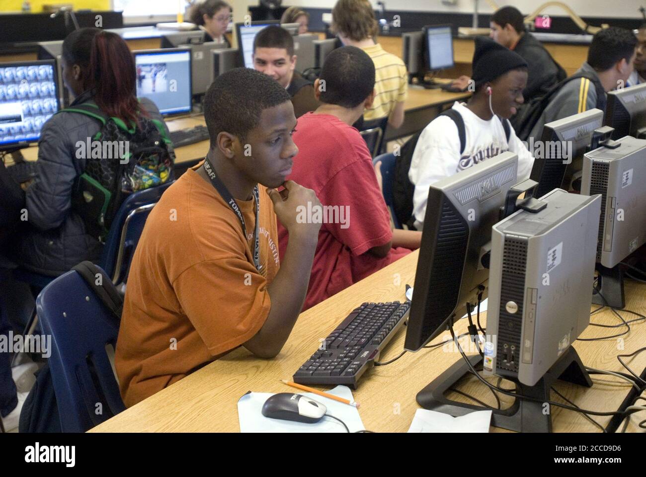 Texas: El estudiante negro de 10th grados se concentra en el laboratorio de computación de la escuela secundaria. ©Marjorie Cotera /Daemmrich Photos Foto de stock
