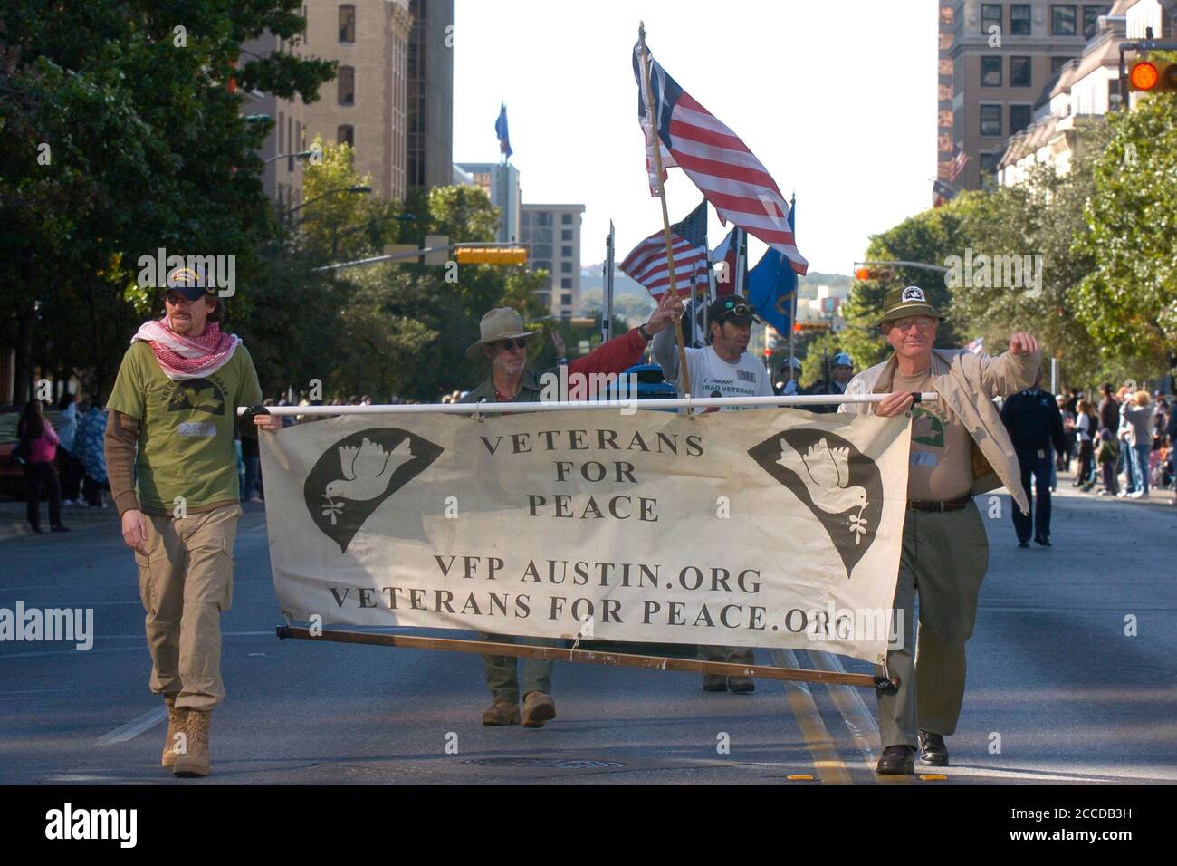 Austin, TX EE.UU., noviembre de 11 2006: marcha de Veteranos por la Paz durante el Desfile anual del Día de los Veteranos en Congress Avenue. ©Marjorie Cotera/Daemmrich Fotografía Foto de stock