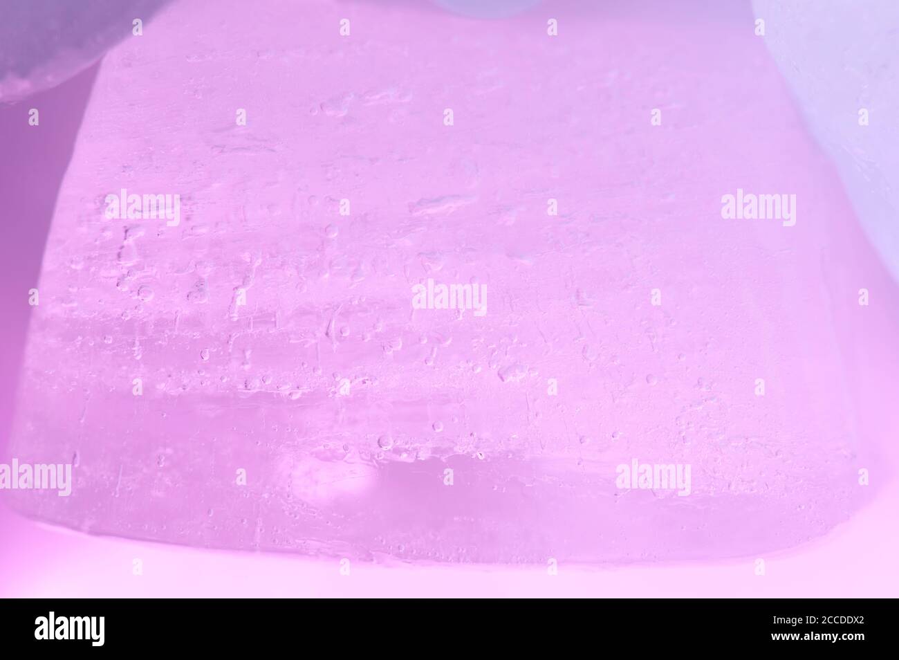 Vista de primer plano de color rosa textura de hielo. Resumen de fondo púrpura Foto de stock