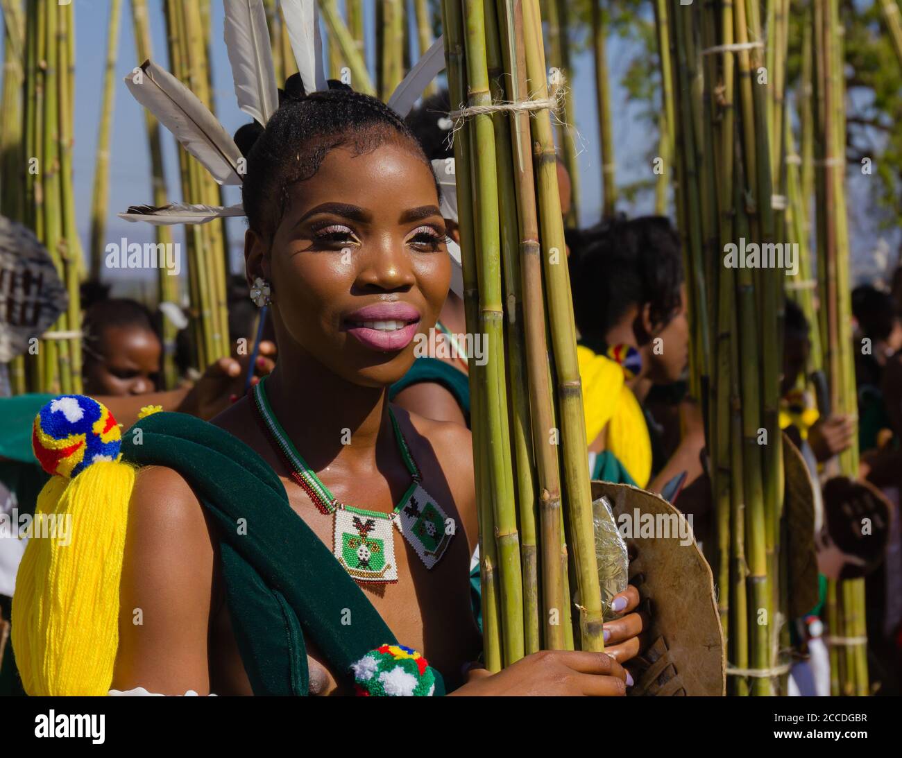Umhlanga, o Reed Dance, una ceremonia anual en Eswatini, ex-Swazilandia. Miles de niñas swazi solteras y vírgenes bailan para la familia real Foto de stock