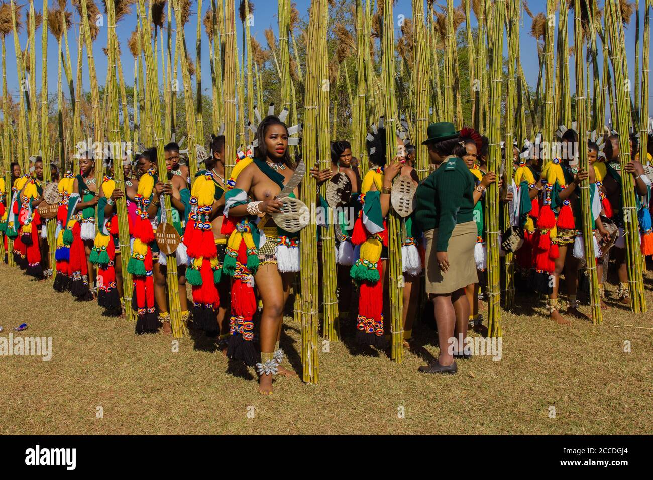 Umhlanga, o Reed Dance, una ceremonia anual en Eswatini, ex-Swazilandia. Miles de niñas swazi solteras y vírgenes bailan para la familia real Foto de stock