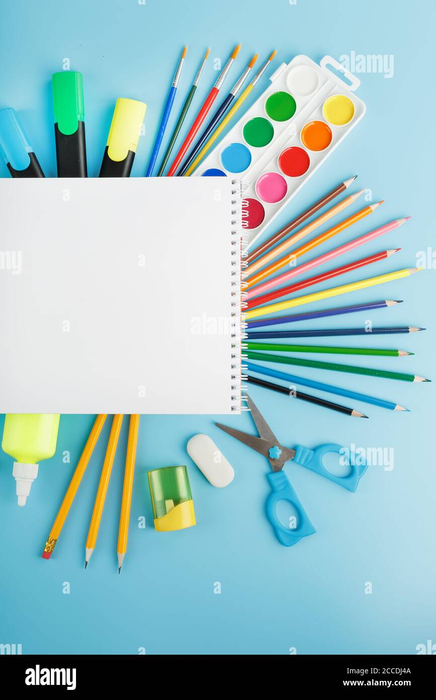 Un álbum de dibujo y creatividad para la escuela con papelería, una paleta  de pinturas de colores, marcadores, pinceles y lápices Fotografía de stock  - Alamy