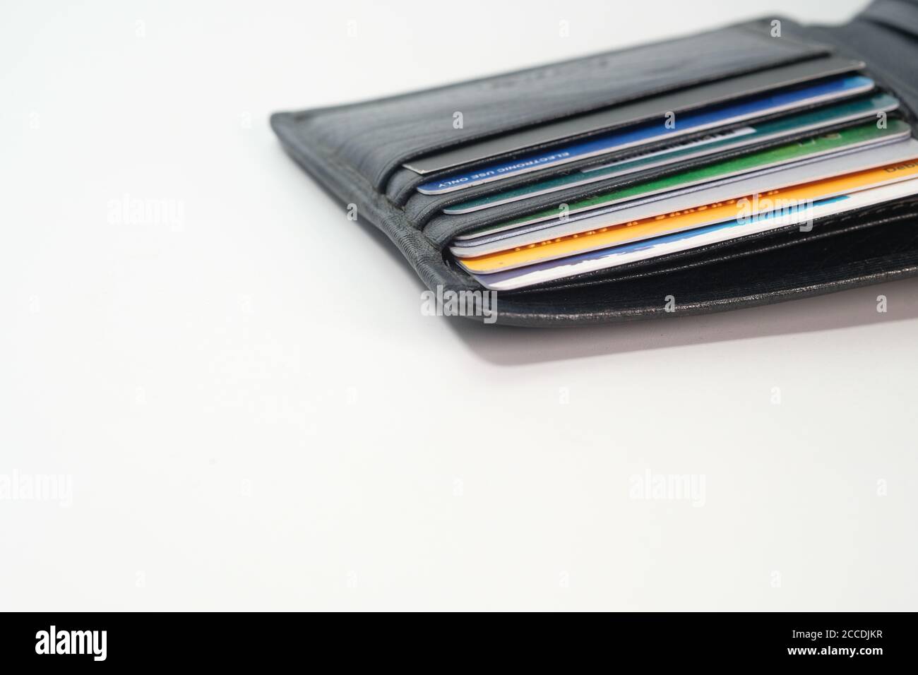 primer plano de las tarjetas de crédito en una cartera en madera antecedentes Foto de stock
