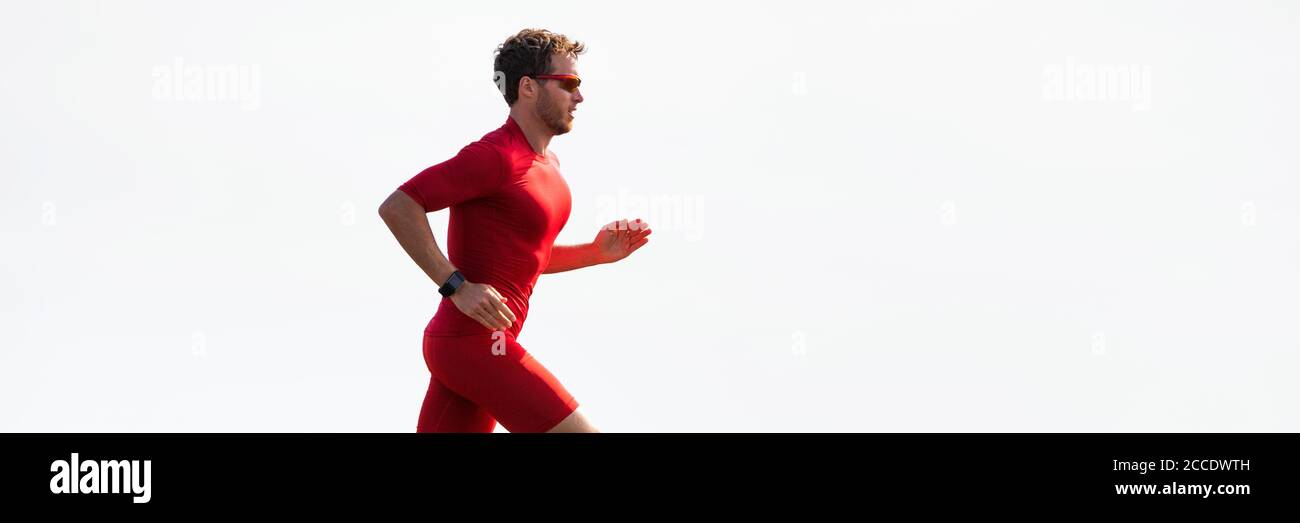 El hombre corredor de triatlón en carrera maratón aislado ...
